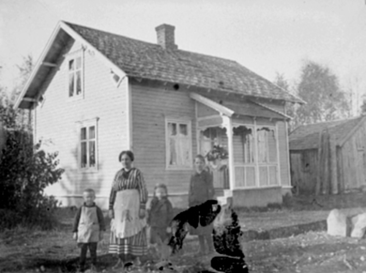 Anno Domkirkeodden, GRUPPE 4 FAMILIE FORAN BOLIGHUS PÅ SOLVANG, FRA VENSTRE: ODDVAR TOVERUD, MOREN KAREN TOVERUD, HJØRDIS TOVERUD, UKJENT GUTT, SOLVANG