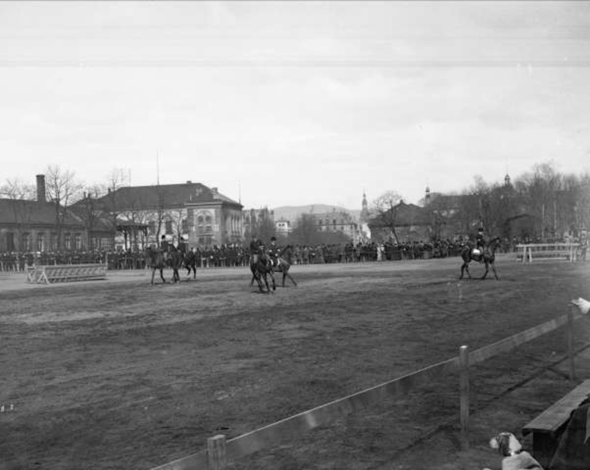 Gustav Borgen, Festningsplassen Akershus festning, Oslo. Militær rideoppvisning.