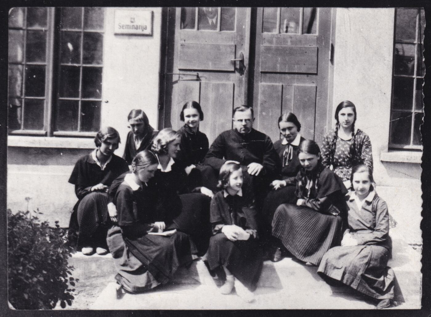 Nežinomas XX a. I p. fotografas, Tauragės mokytojų seminarijos mokiniai su kunigu Kazimieru Steponavičiumi (Steponiu) (?)