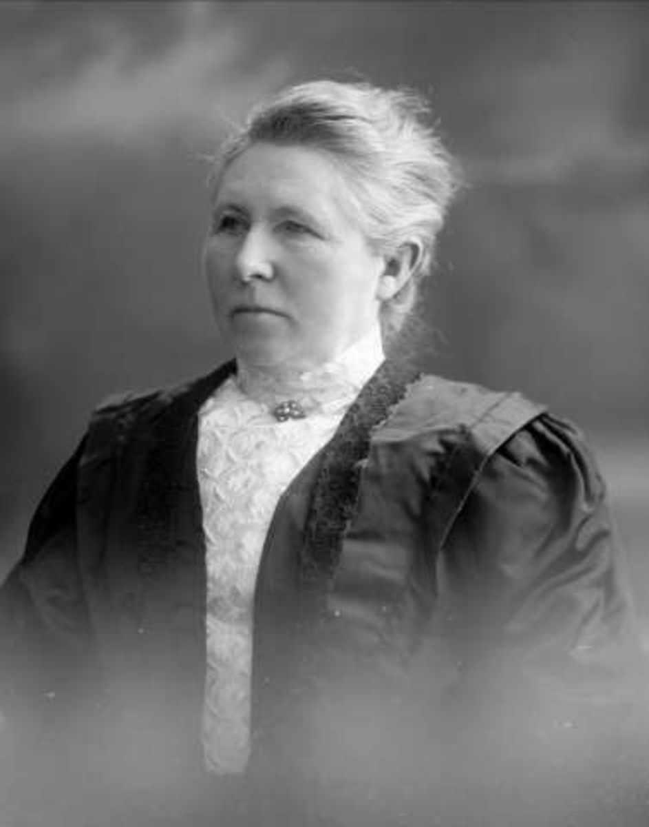 Gustav Borgen, Portrett, kvinne i mørk drakt. Fru Richard Kvibø.