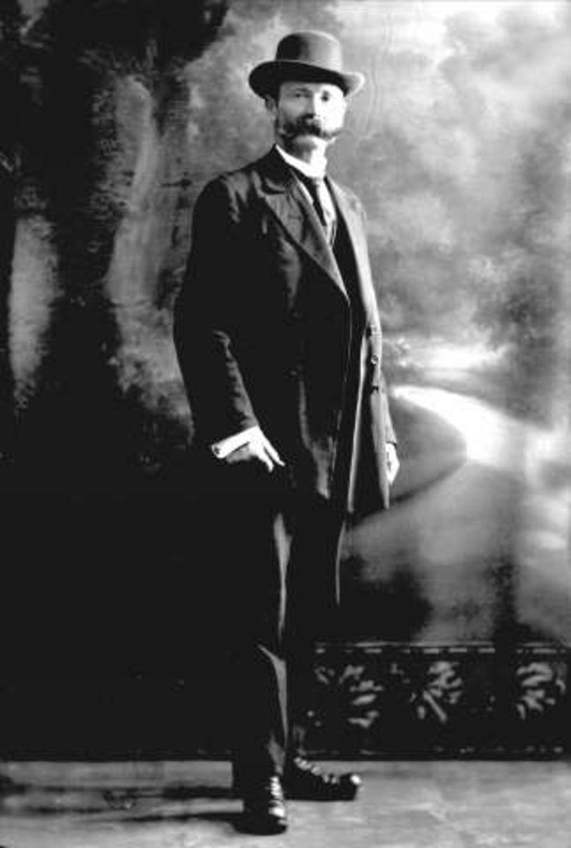 Gustav Borgen, Portrett, mann med dress, stor bart og hatt. Hr Semb.