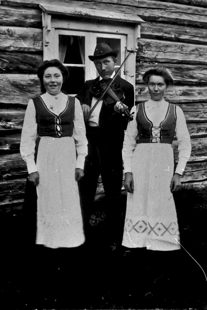 Jan Erik Øvergård, To kvinner i bunad og spillemann