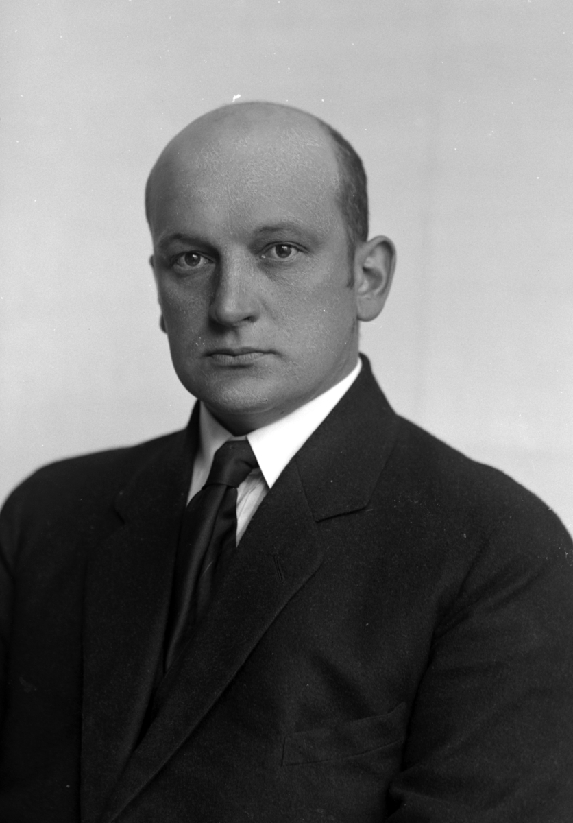Christian Grundseth, OMUNDSEN, HALVFIG. , MANN, SERTF. , 28585