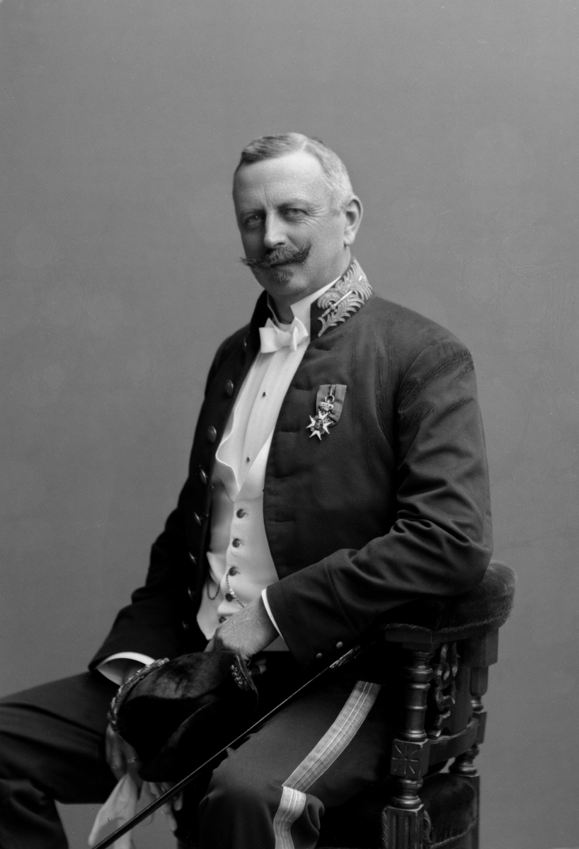 Maria Tesch, Porträtt. Porträttbild från Maria Teschs ateljé. Foto: Maria Tesch. Fotograferad i Maria Teschs ateljé som fanns i Linköping åren 1873 - 1936. Digitaliserad efter original glasnegativ som förvaras på Stiftsbiblioteket /Linköpings stadsbibliotek.