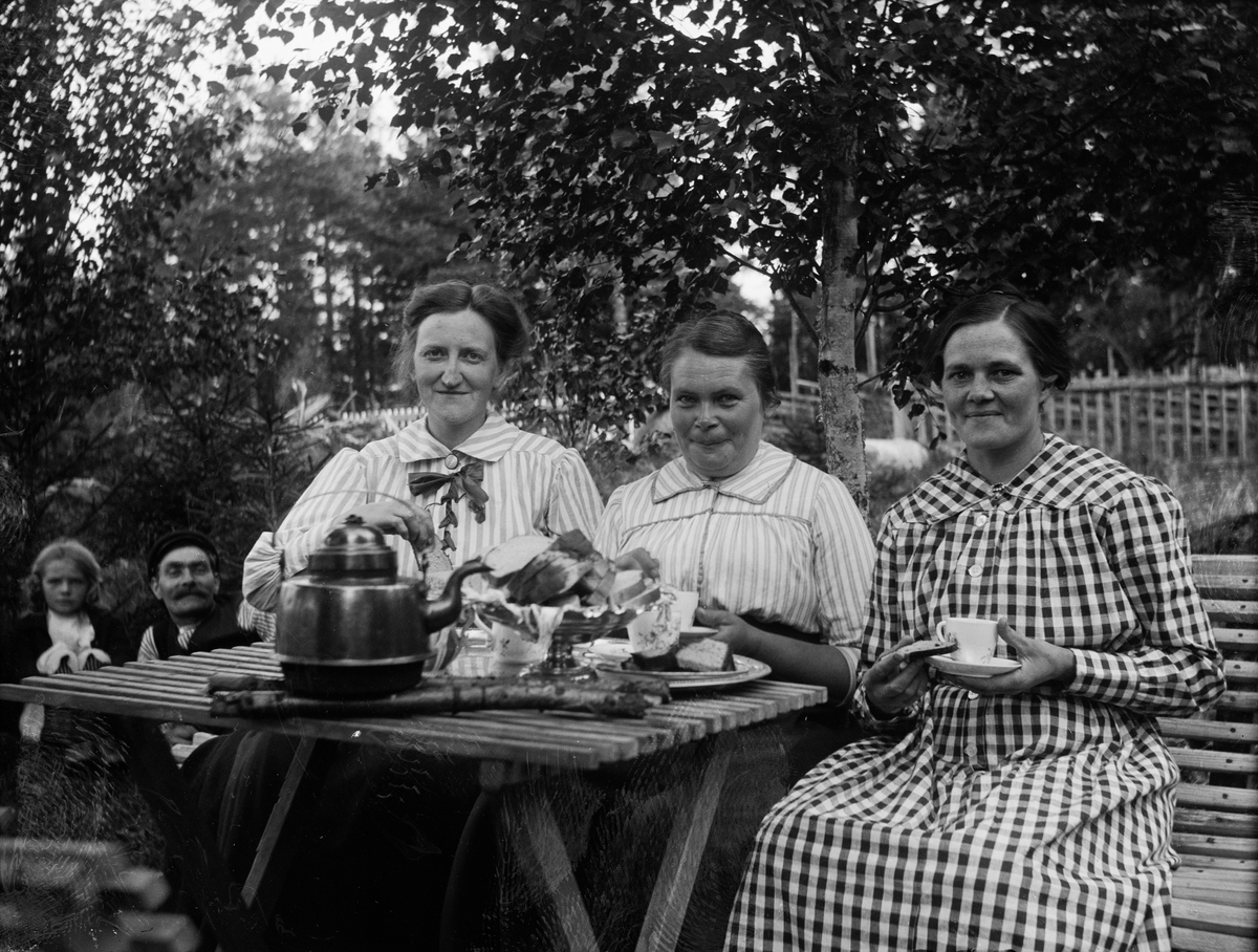 St Joseph, The Stays Nora, Maja and Berta Sånström at the coffee table, Hållnäs parish, Uppland