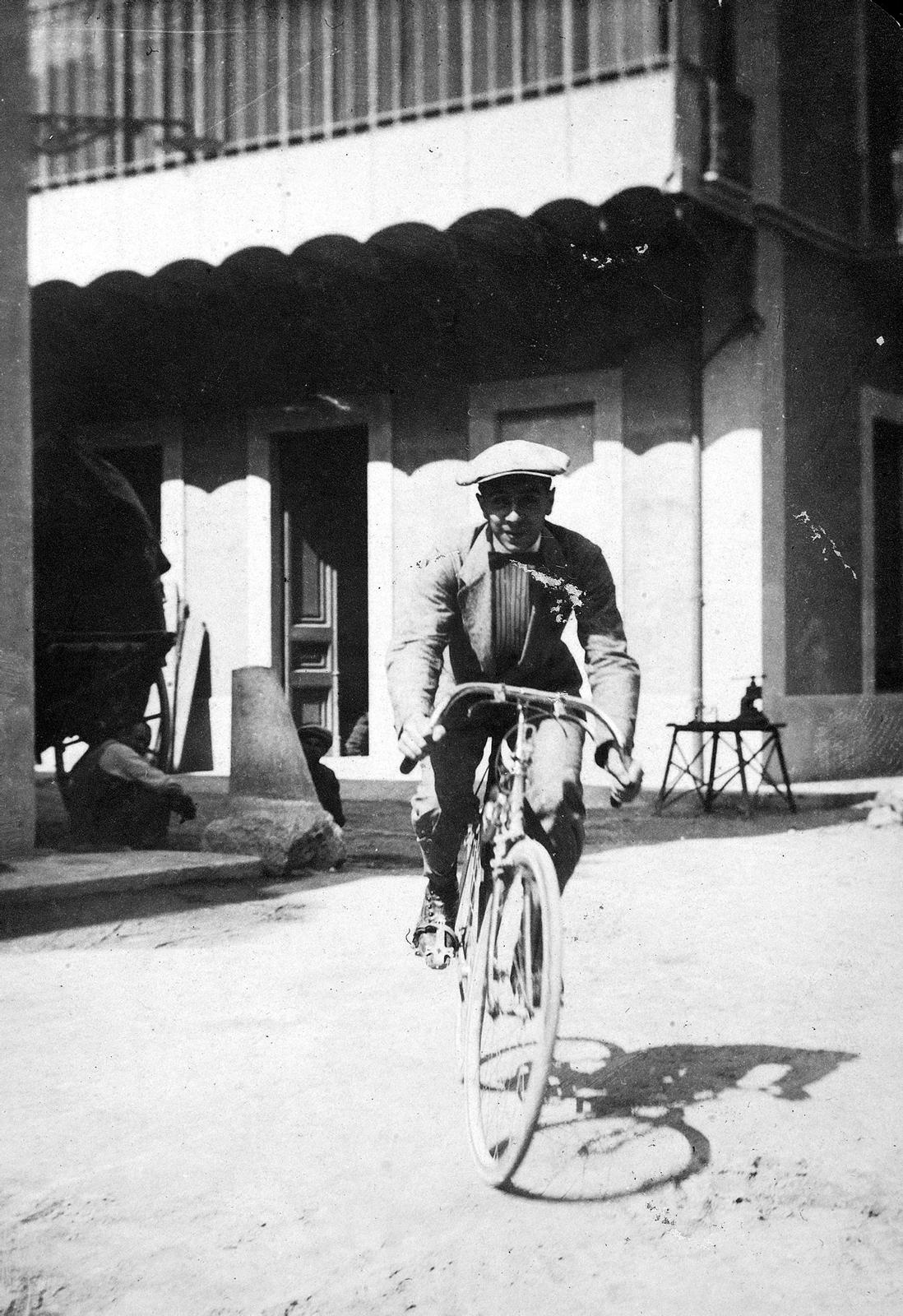 Desconegut, [Man by bike]