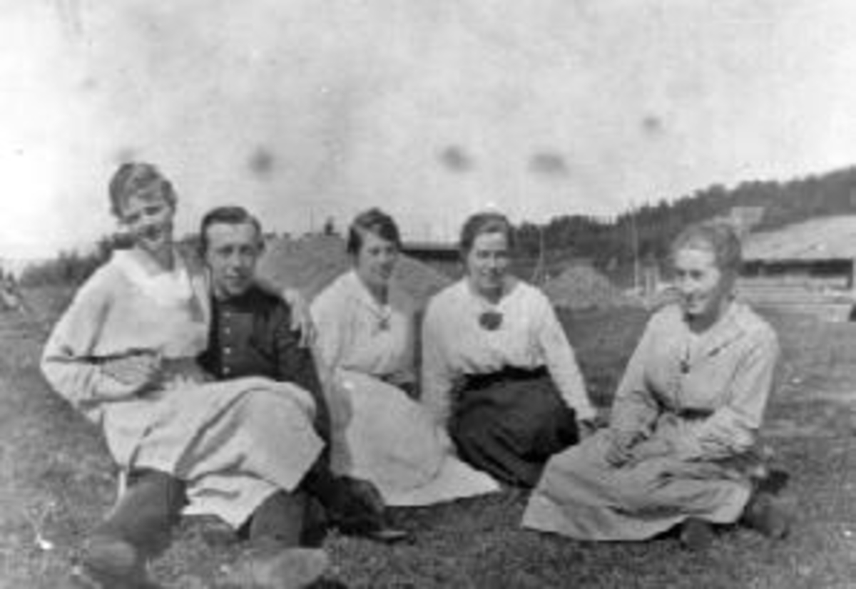 Anno Domkirkeodden, 5 ungdommer på tunet på Nedre Maurud, Helgøya. Fra venstre er Sigrid Maurud, Ottar Maurud f. 1899 i uniform, Marie Otilie Maurud (1897-1976), Karen Sofie f. 1895, Lovise Maurud f. 1893.