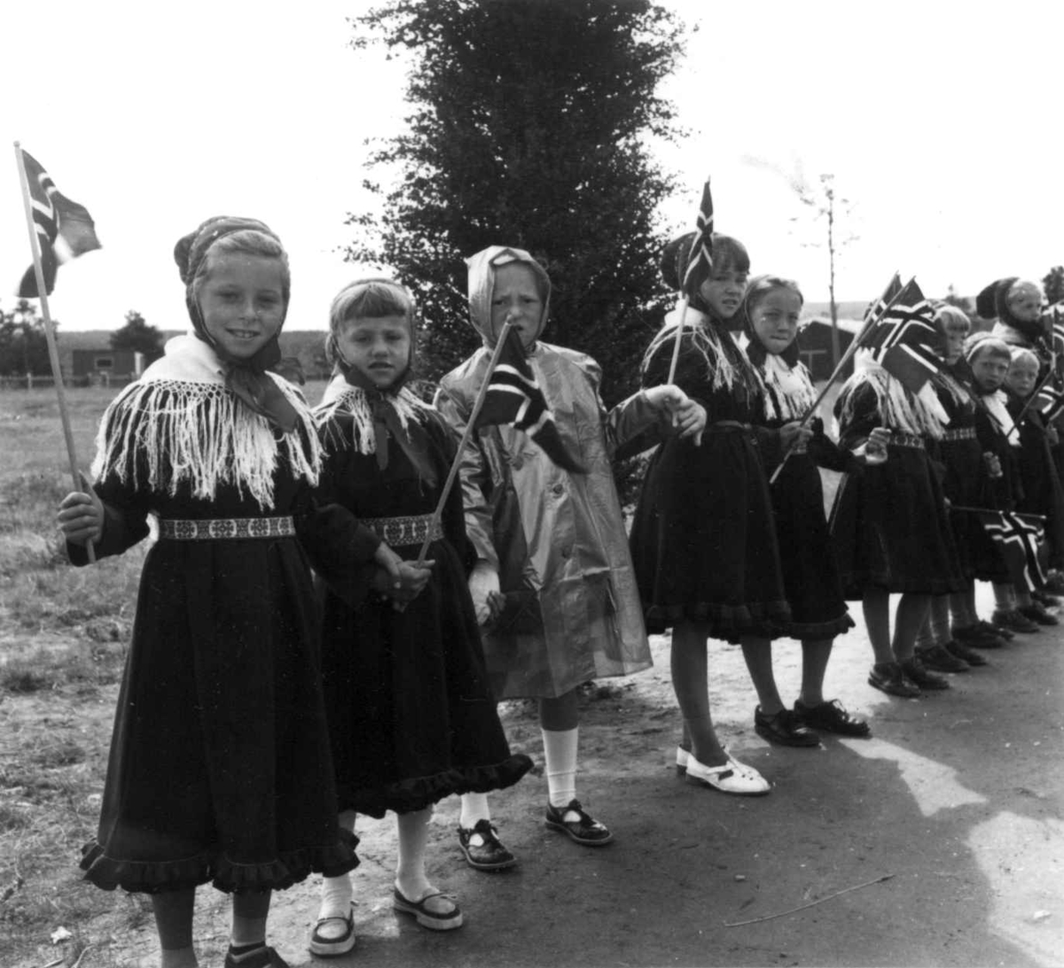 Virginia Raymond Davidson, Barn med flagg ved veien under kongens besøk i Karasjok juli 1959.