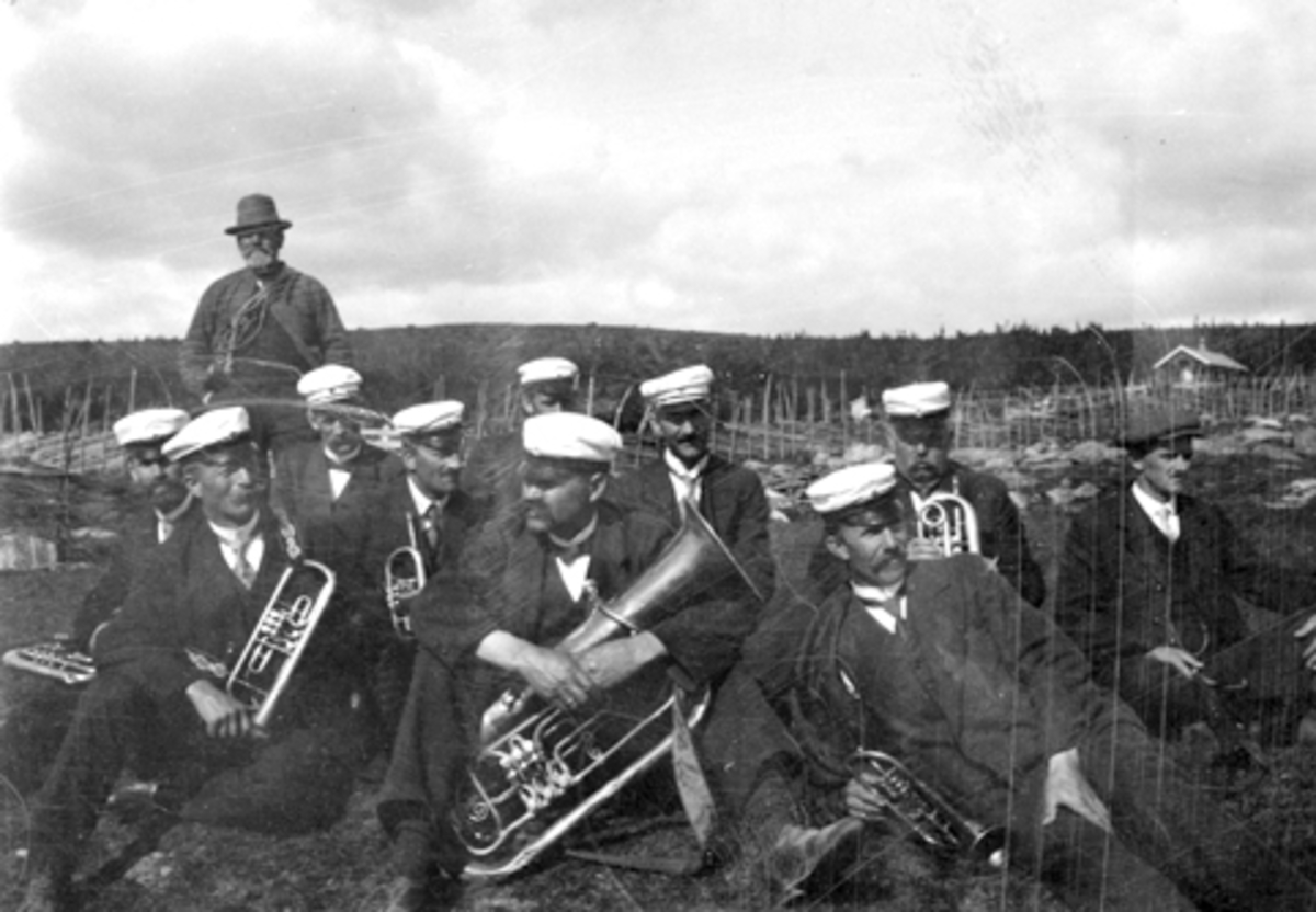 Anno Domkirkeodden, Furnes musikkforening med instrumenter på fjelltur. Nummer 2 fra høyre i bakerste rekke er Thore Lier, resten ukjente.
