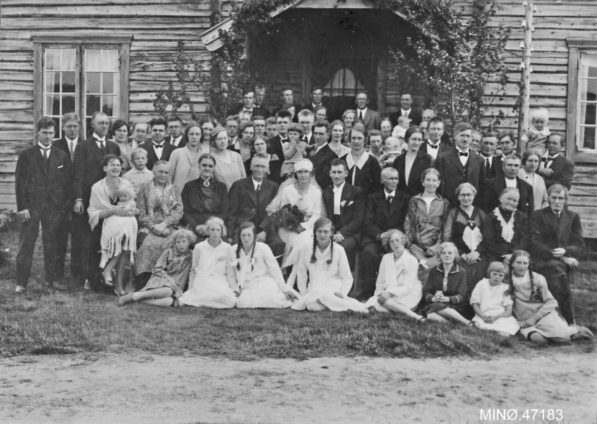 Per K. Lien, Bryllup. Bergljot Øyen f. 1903 og Johannes Blæsterdalen f. 1900 gifter seg 30. 08. 1930. Bergljot var lærerinne i N. Atndalen i årene 1923 - 27, og 1928 - 30, totalt 6 år. Hun var flink til å spille piano.