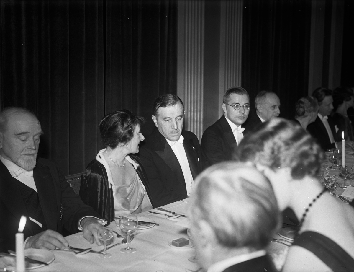 Paul Sandberg, Professor Ludvig Stavenow, professorskan Psilander, rector magnificus Thore Engströmer, förste kurator Gösta Knutsson och avgående inspektorn professor Hjalmar Psilander - inspektorsskifte och gåsmiddag på Stockholms nation, Drottninggatan 11
