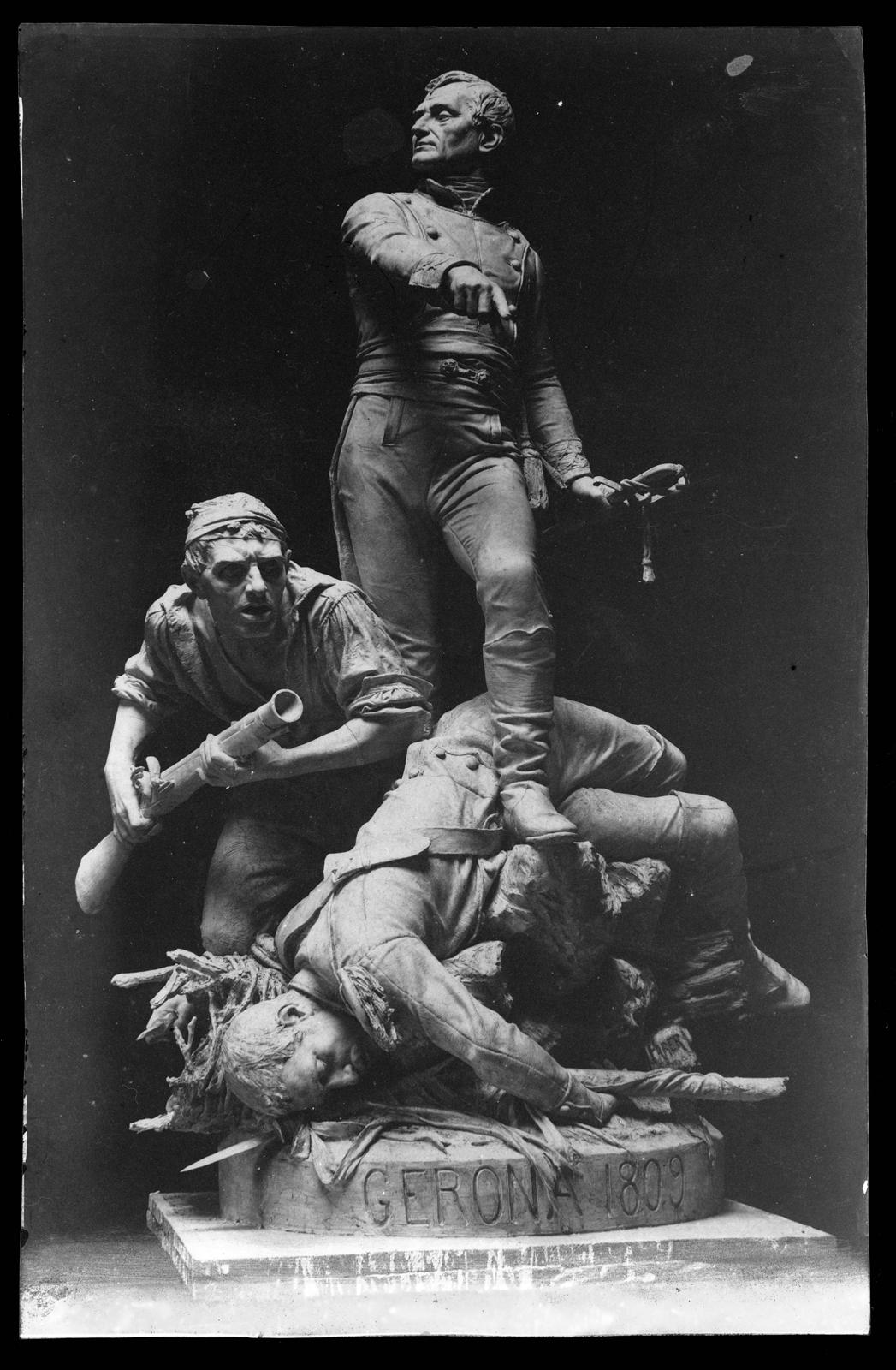 Desconegut, [Escultura als Defensors de Girona]