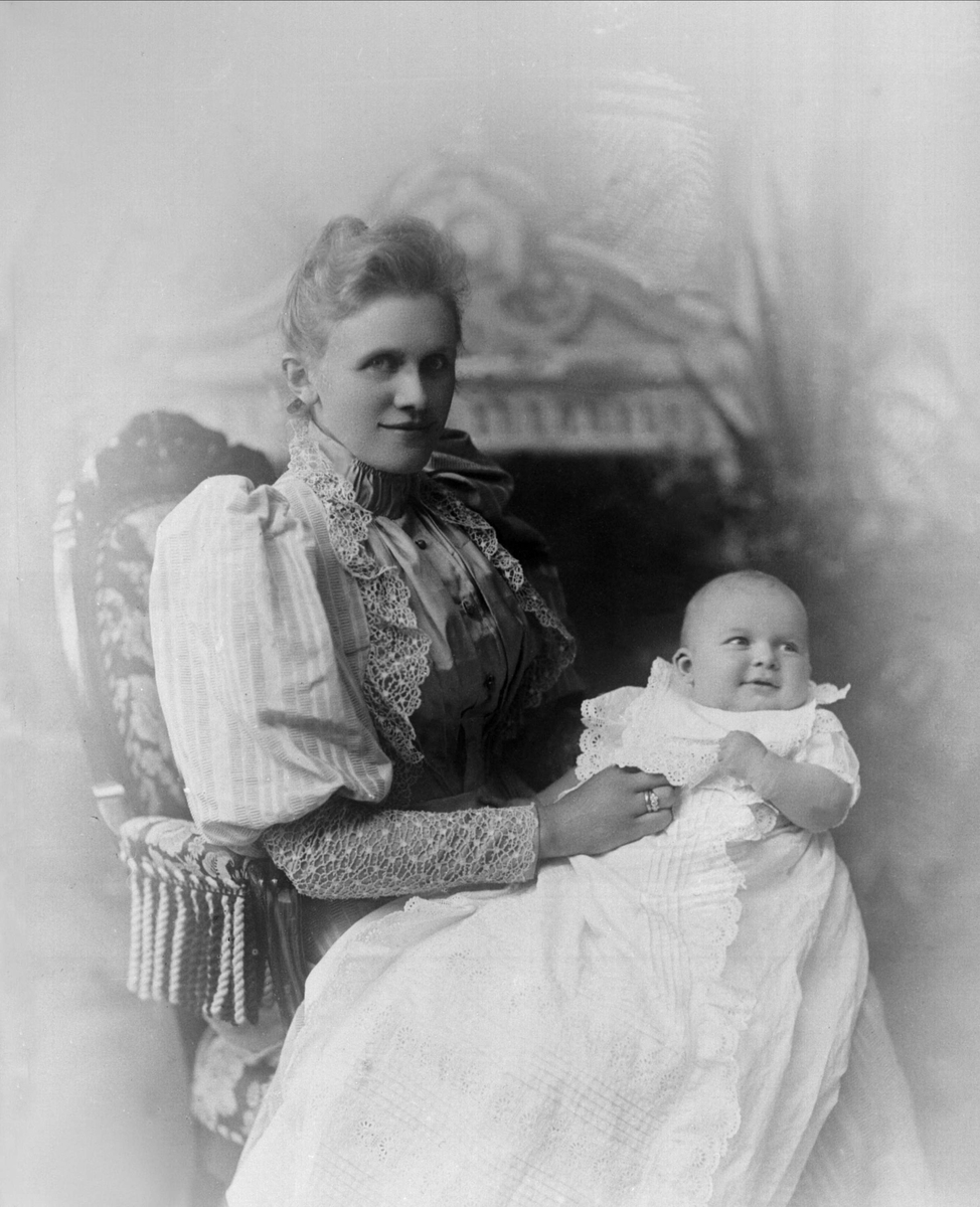 Gustav Borgen, Portrett av Erikka Sophie Martine Cappelen Kiær, f. 1866, gift med Haaken Larpent Mathiesen i 1891. Sammen med barn i dåpskjole.