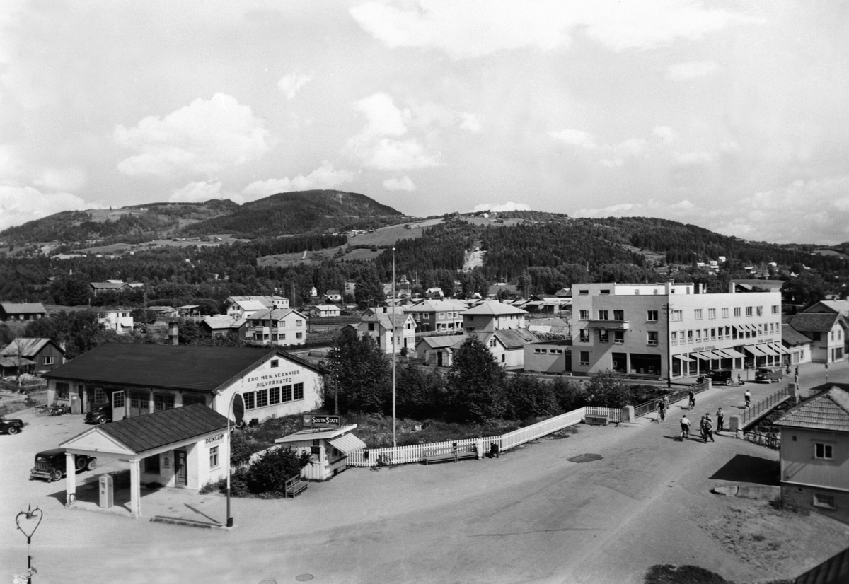 Anno Domkirkeodden, Brumunddal sentrum med Bro Mekaniske verksted, bilverksted, bensinstasjon, kiosk. Bru over Brumunda. Gudahlbygget, Furnesvegen.