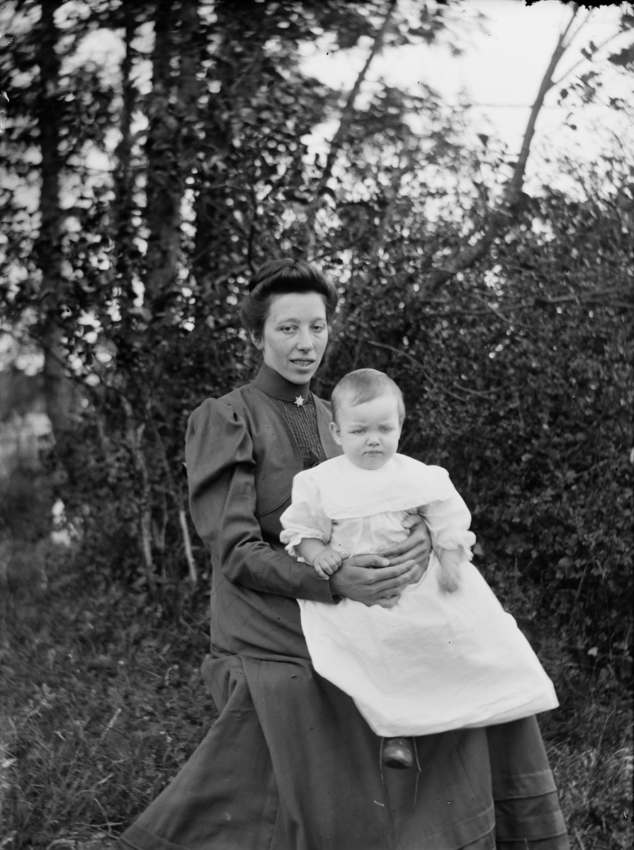 Josef Ärnström, Kvinna med Hållinders "Lillan", Hållnäs socken, Uppland 1910