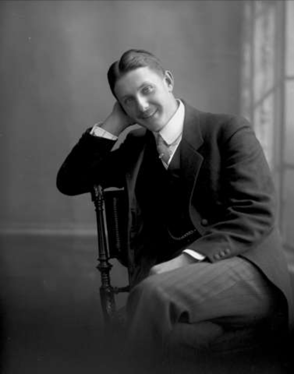 Gustav Borgen, Portrett, mann i mørk dress. Herr Ivan Malm.
