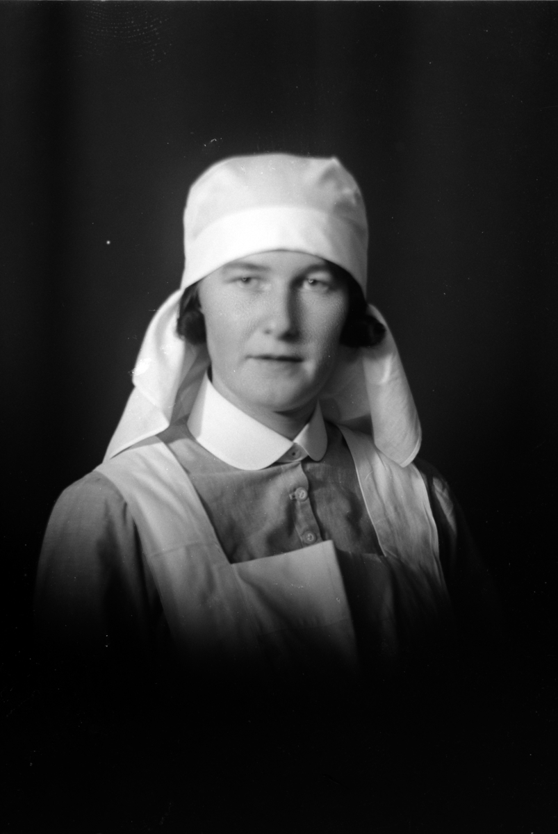 Christian Grundseth, OLGA SØSTER, HALVFIG, SYKESØSTERDRAKT, 36053