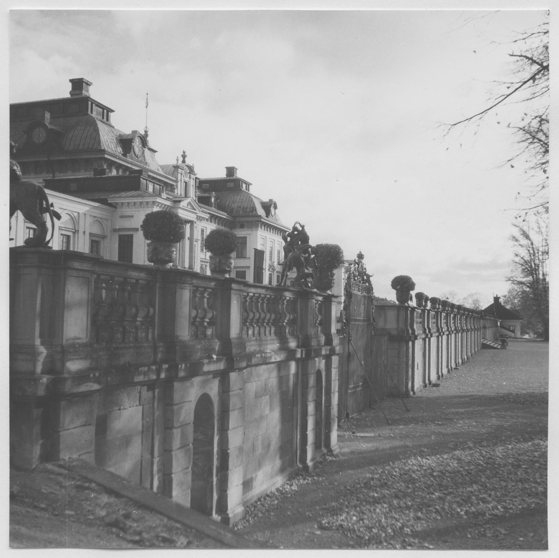 Mårten Sjöbeck, Drottningholms slott, terassmurens fasad mot trädgården