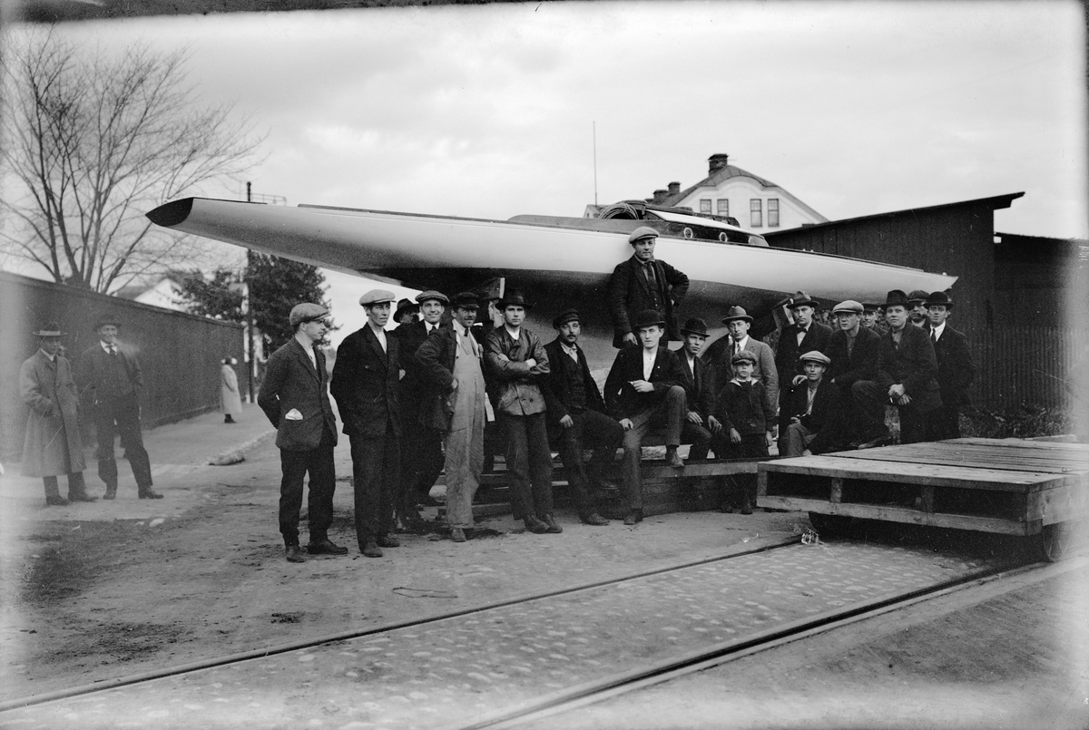 Paul Sandberg, Medlemmar i Ekolns Segelklubb vid deras första lottbåt, sjösatt i Fyrisån, Uppsala den 15 juni 1923