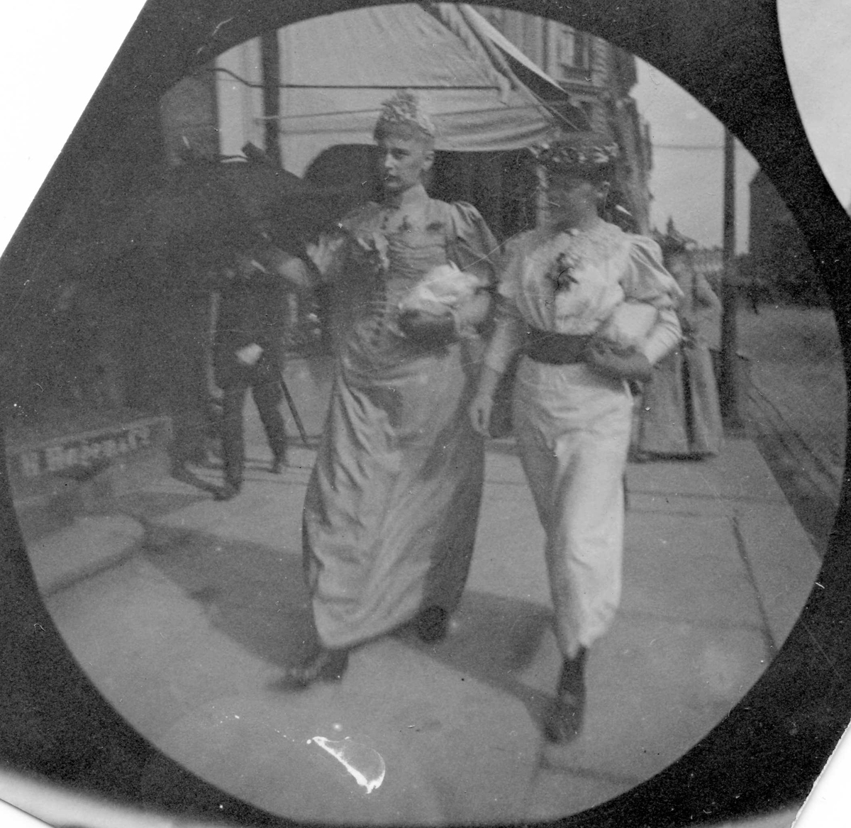 Fredrik Carl Mülertz Størmer, Fru Hassel med datter spaserer langs Karl Johans gate, Oslo.