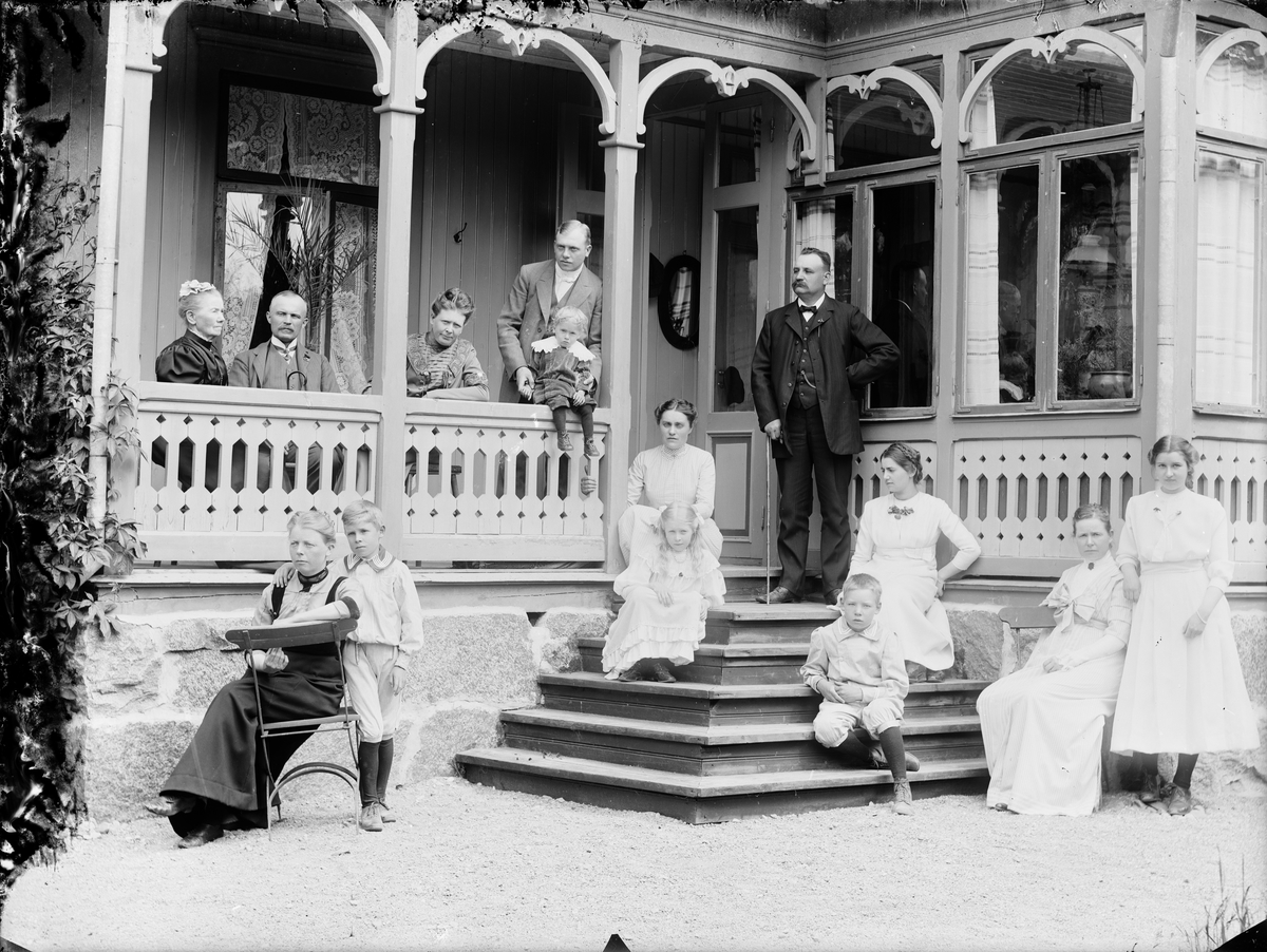 Skötsner-Edhlund, Män, kvinnor och barn framför bostadshus, Östhammar, Uppland
