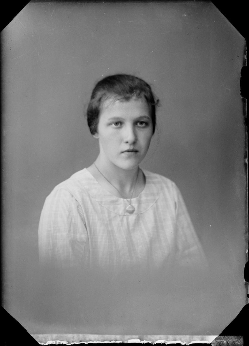 Skötsner-Edhlund, Ateljéporträtt - Agnes Nilsson från Marka, Harg socken, Uppland 1922