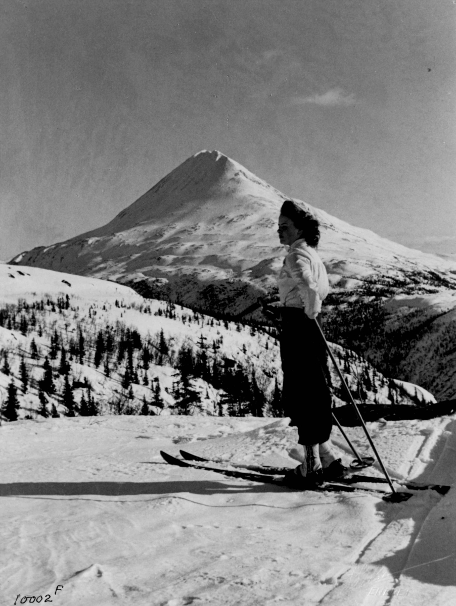 Anders Beer Wilse, Kvinnelig skiløper eller slalåmkjører ved Gaustatoppen.