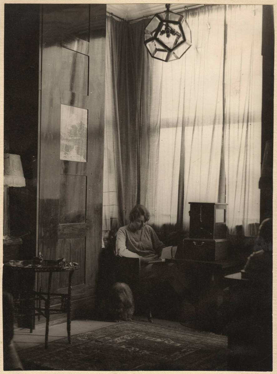 Anonym, Wohnung Arthur und Leonie Friedmann, Wien I., Bellariastraße 4/1. Stock, Dame im Erker des Herrenzimmers