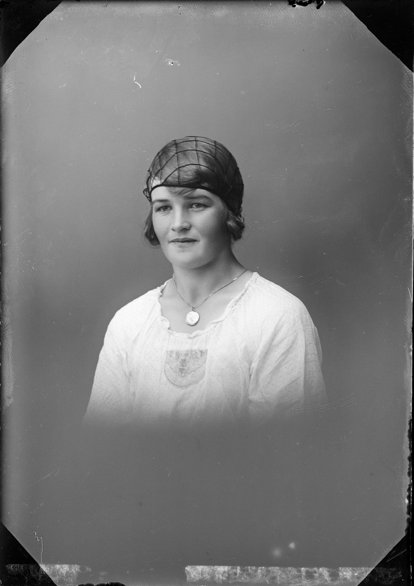 Skötsner-Edhlund, Ateljé Portrait - Stina Sjölund, Östhammar, Uppland 1923