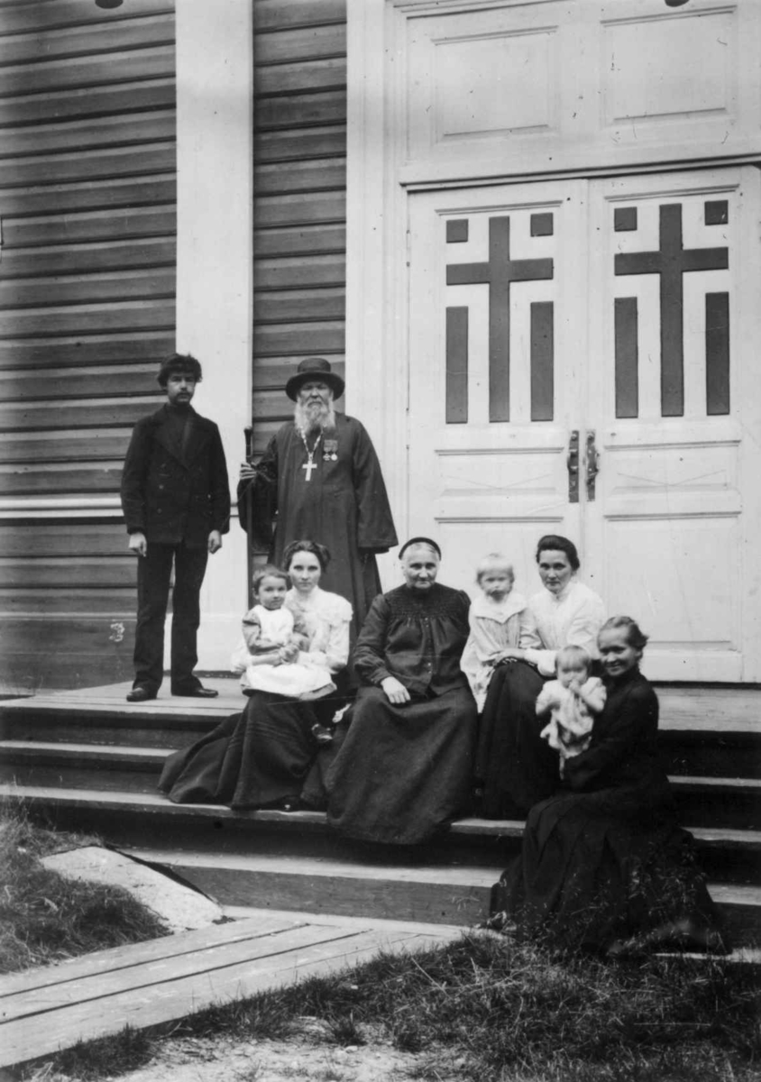 Ellisif Rannveig Wessel, Gruppebilde, portrett av Prost Schtschekoldin med familie, Boris Gleb, Russland, antatt 1903.
