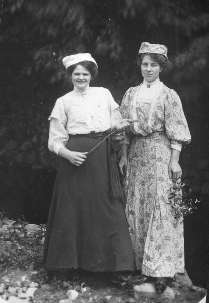 Ukjent, Ovidia Bergaust (1889-1963) fra Veldre gift 1911 med Sigurd Olstad (1889-1943). Sigurd var stasjonsbetjent ved jernbanen.
