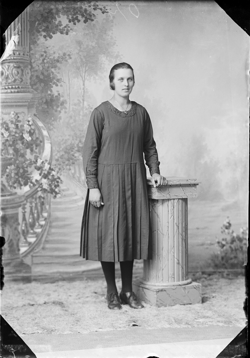 Skötsner-Edhlund, Ateljéporträtt - Ellen Andersson från Annö, Valö socken, Uppland 1923