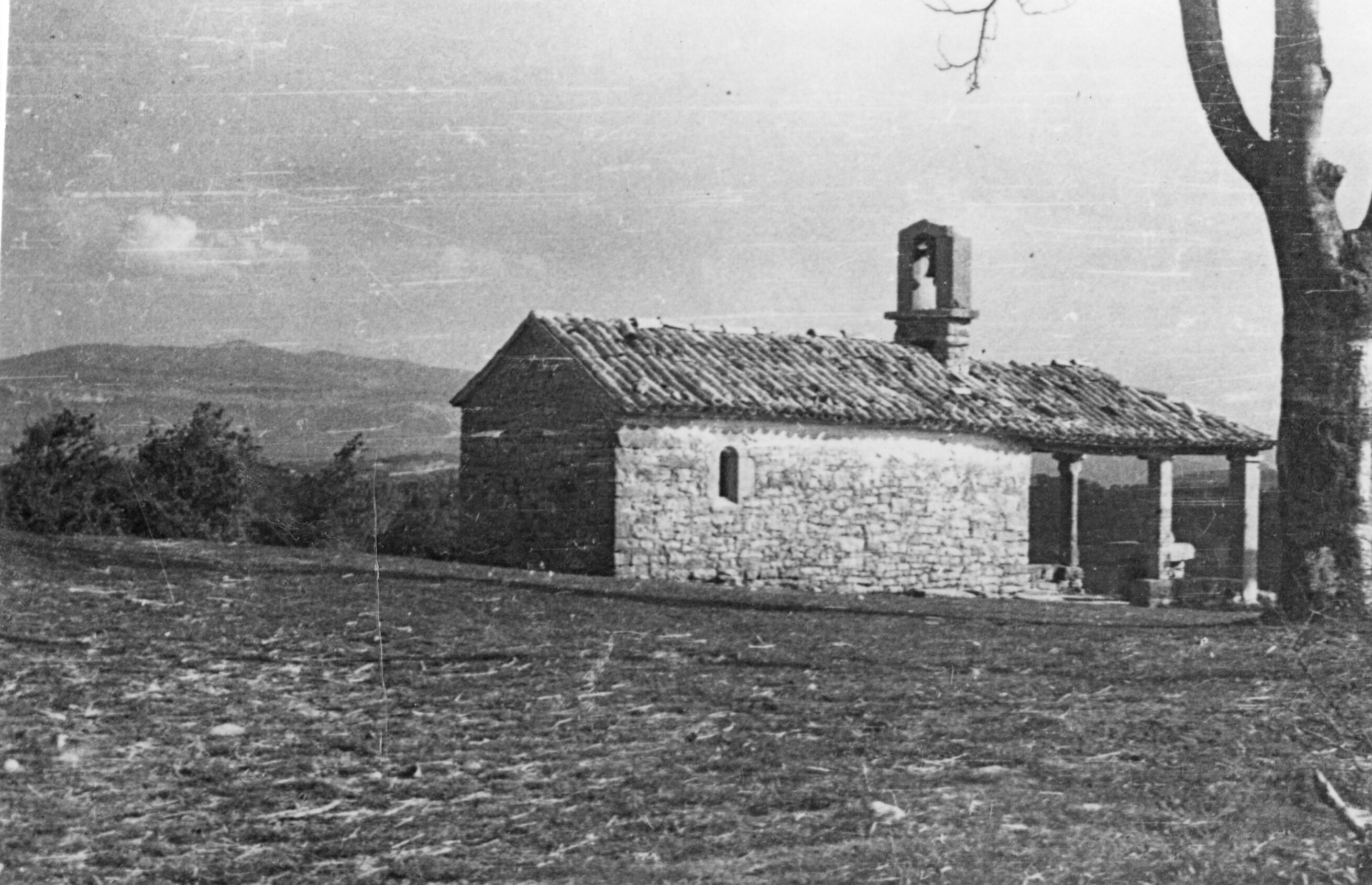 Branko Fučić, Draguć (Cerovlje), kapela sv. Roka, vanjština: pogled sa sjeveroistočne strane; 15. stoljeće