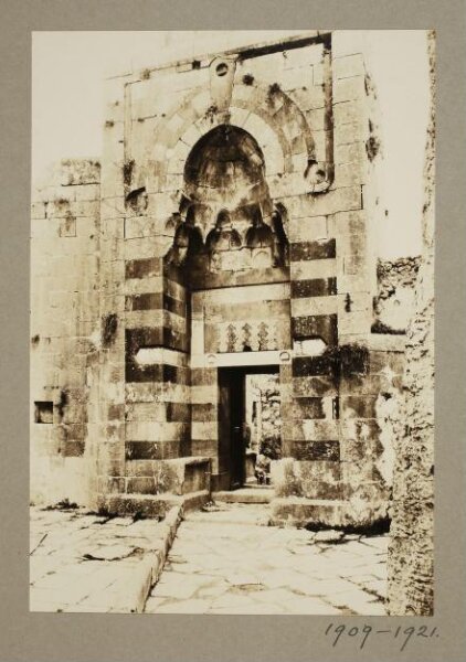 K.A.C. Creswell, Entrance Portal of Shaykh Ali al-Bakka‘ Mosque from the inside, Hebron
