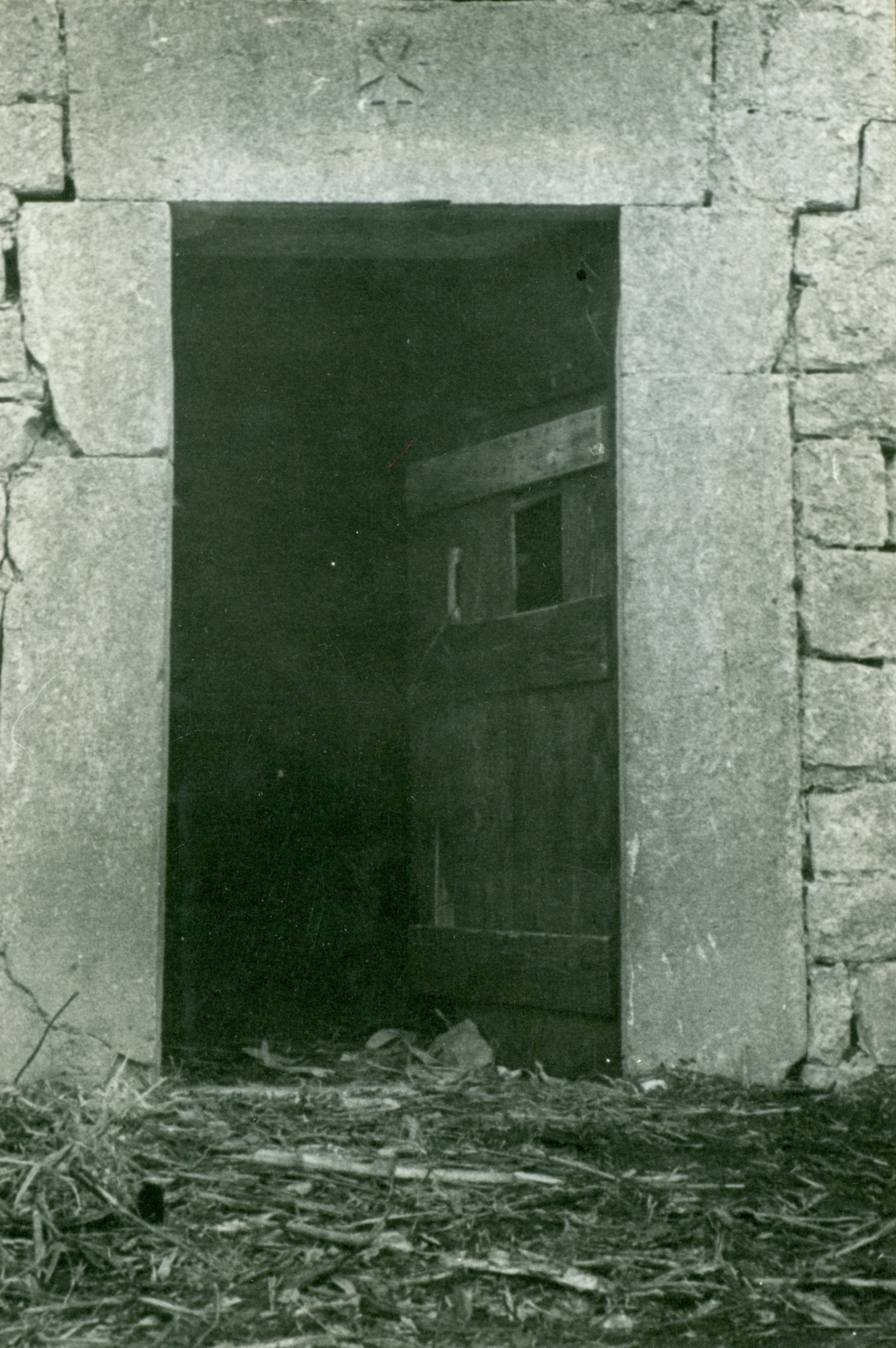 Branko Fučić, Hrasta (Cres), portal napuštene crkvice sv. Petra