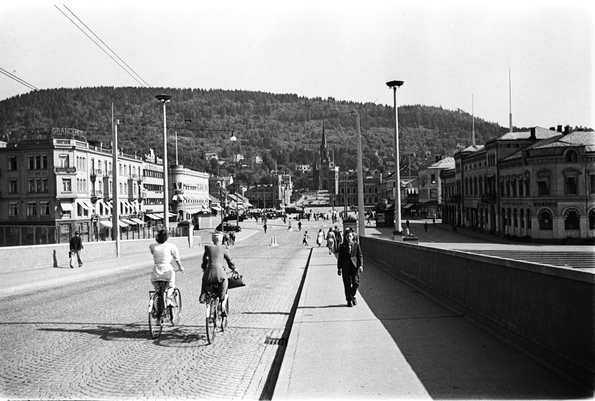 Anders Beer Wilse, Gateliv ved bybroen i Drammen, med kirken og bybebyggelse. Fotografert 1940.