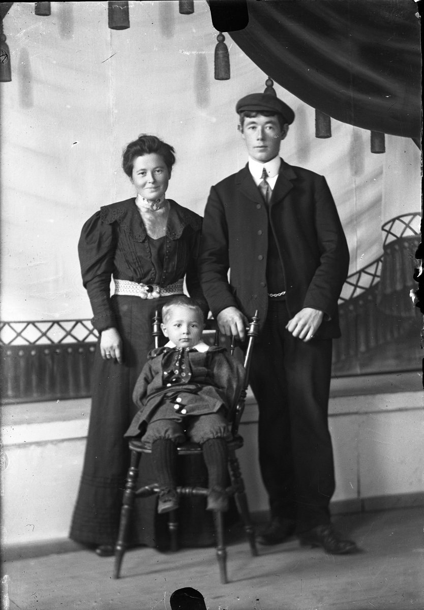 Oscar Holte, Portrett, person, klær,