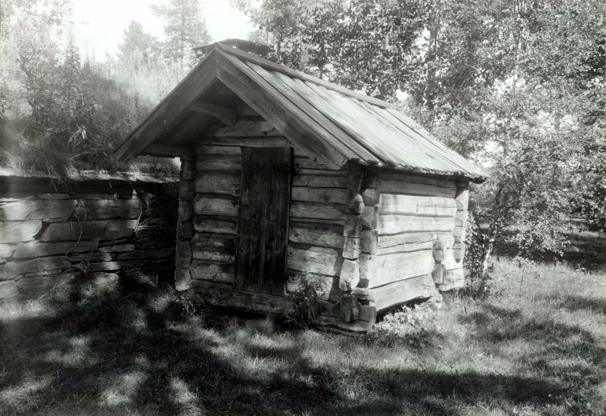 Gisle Midttun, Brennbakken, Tynset, Nord-Østerdal, Hedmark. "Litlhus". Utedo. Nå på Glomdalsmuseet.