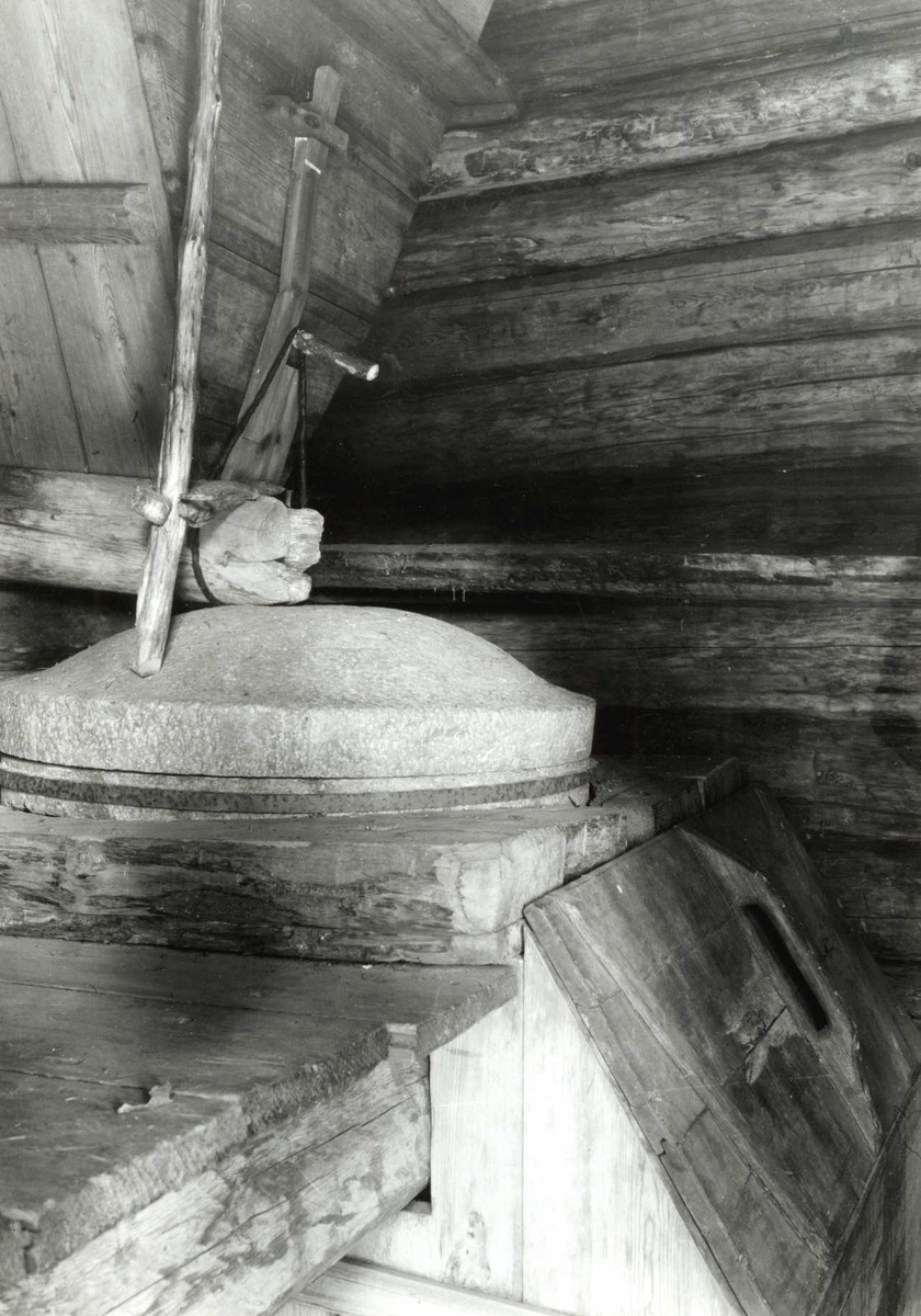 Gisle Midttun, Øvre Rendal, Nord-Østerdal, Hedmark. Bekkekvern, interiør. Nå på Glomdalsmuseet.
