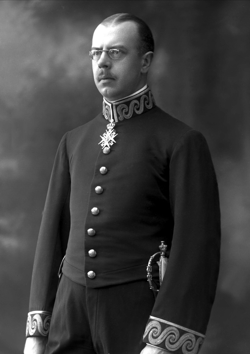 Gustav Borgen, Portrett, legasjonsekretær Westmann i uniform for den svenske utenrikstjenesten.