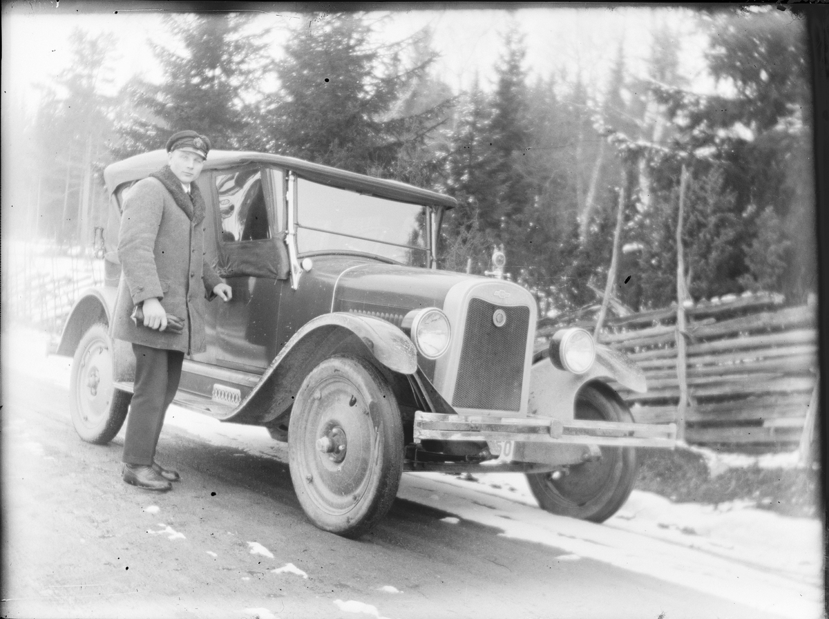 Skötsner-Edhlund, Man at a Car, Börstil, Uppland