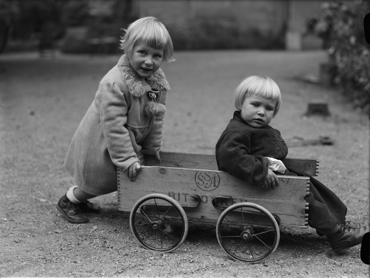 Paul Sandberg, Karelska refugee children in the courtyard of Samariterhemmets practical school, Bäverns alley, Uppsala September 1941