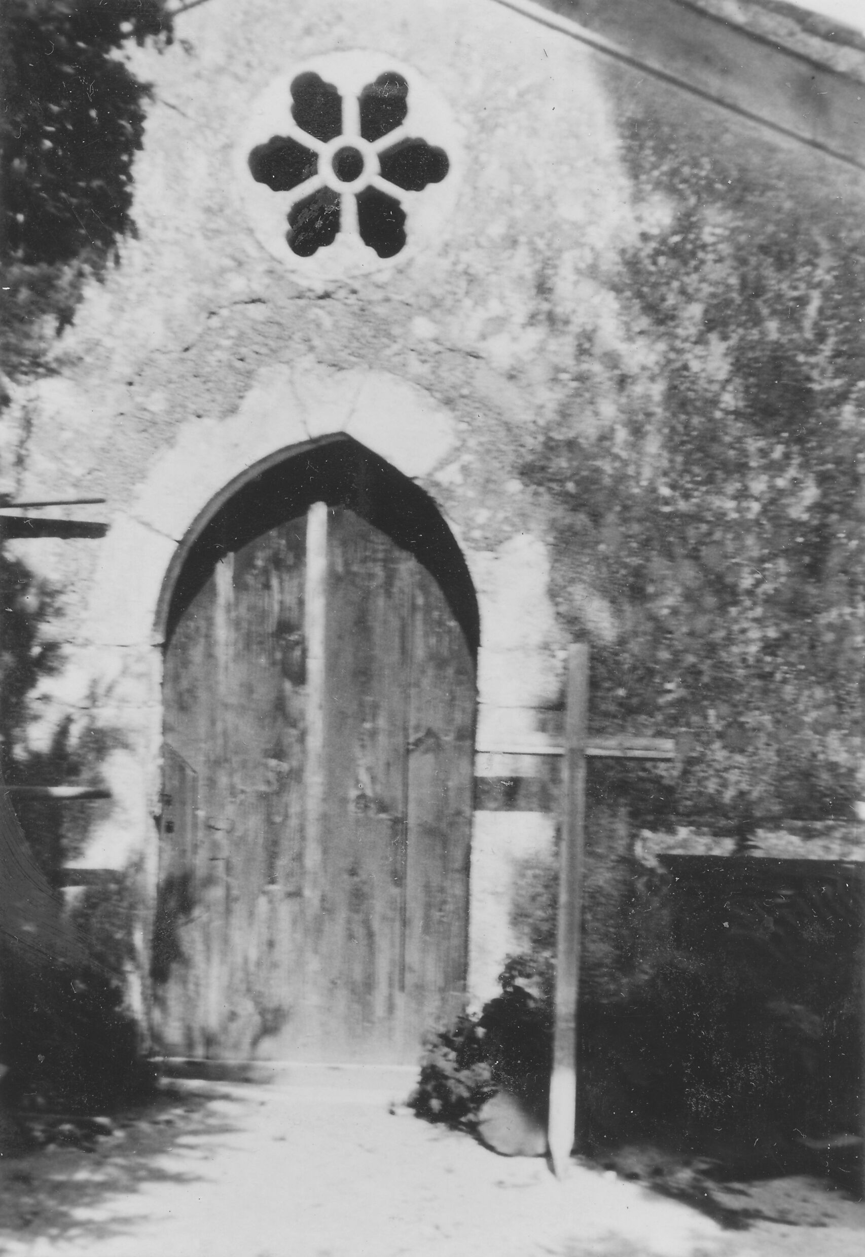 Branko Fučić, Labin, Crkva sv. Marije Magdalene na groblju, vanjština: dio glavnog pročelja s portalom i rozetom
