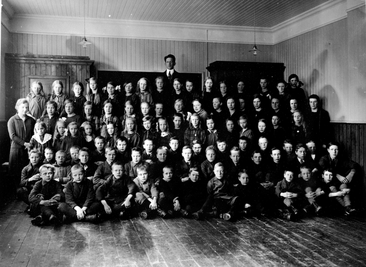 Anno Domkirkeodden, Elver og lærere ved småskolen, Brumund skole, Veldre, Ringsaker. Uten navn.