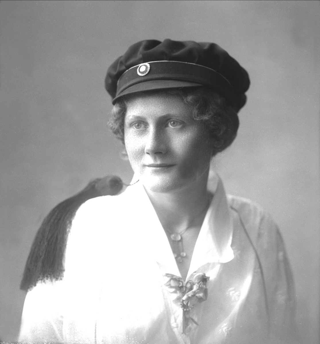 Gustav Borgen, Portrett, kvinne med studentlue. Frøken Ellen Marcussen.