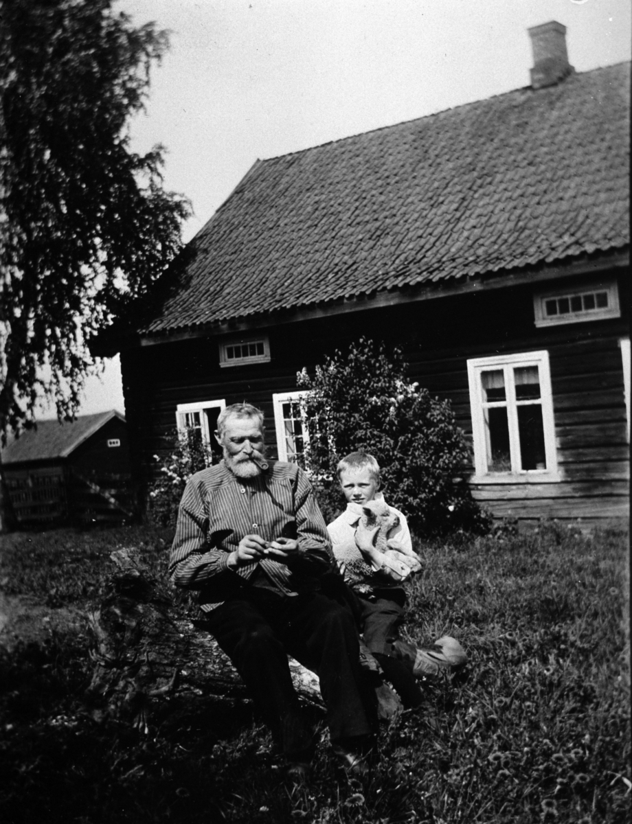 Anno Domkirkeodden, GRUPPE: 2, ELDRE MANN, JOHANNES GUTTEBERG?, GUTT MED LAMMUNGE FORAN BOLIG, GUTTEBERG?