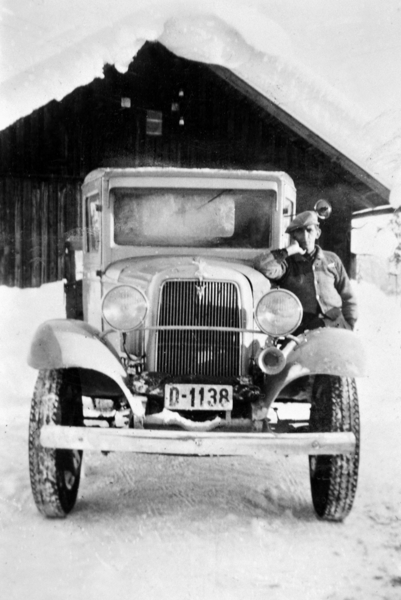 Anno Domkirkeodden, FORD V8, LASTEBIL, , MODELL 34, IVAR STENSBY V/SIDEN, LØTENEn av de første i bygda. Kjørte tømmerm/rustning bak.