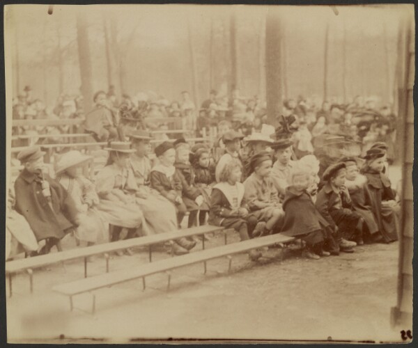 Eugène Atget, [Guignol, jardin Luxembourg (Puppet Show, Luxembourg Garden)]