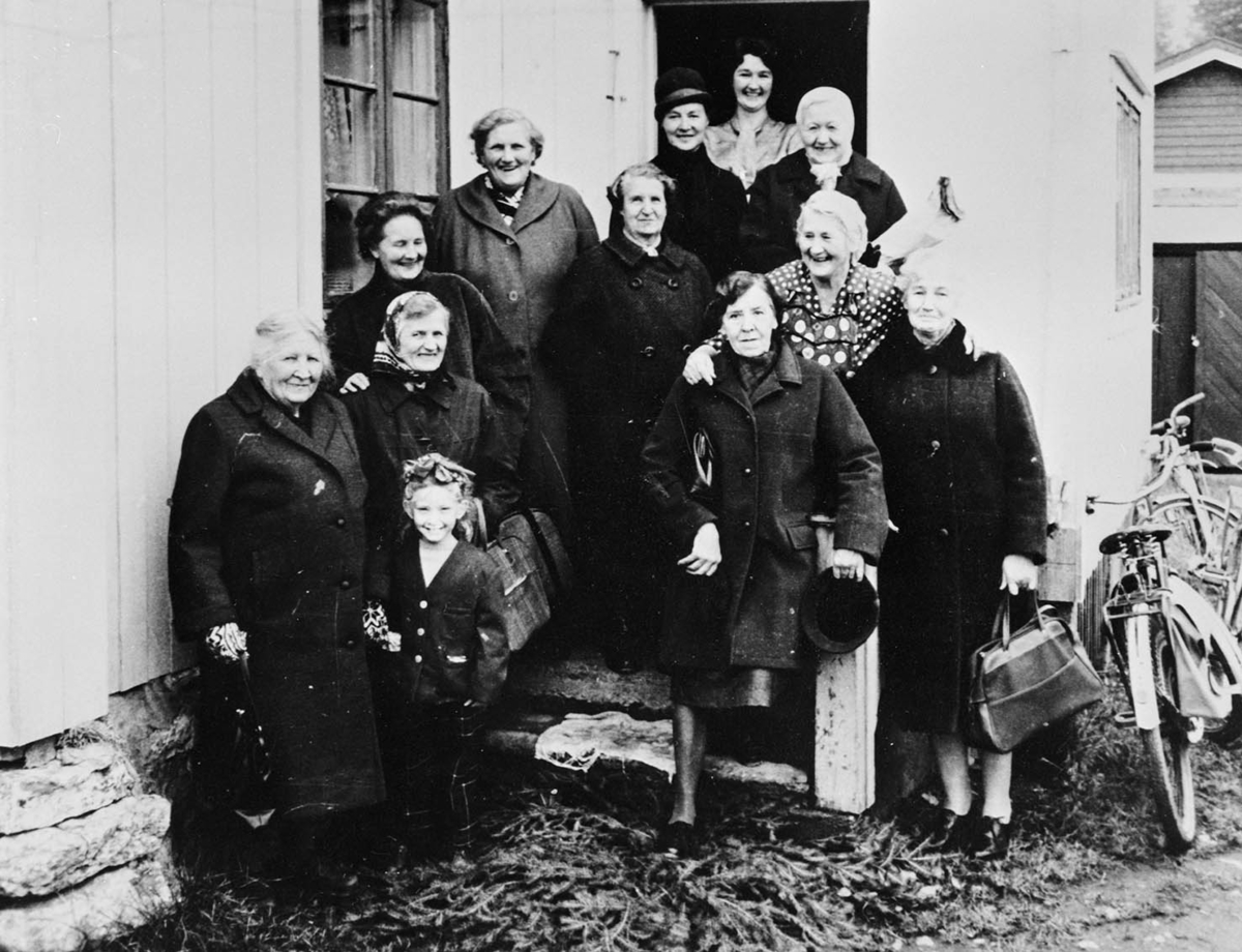 Anno Domkirkeodden, GRUPPE: 12 DAMER, VANG KOOPERATIVE KVINNEFORENING, FRA VENSTRE: OLINE SKURDAL, UKJENT, ESTER VESTLI, GØNNER, VÅGE, HELENE NORSTAD, OLGA SANDAKER, ANNA RØNNINGEN FØDT: KAY, REIDUN ROSENBERG, INGEBORG FRANG, ELINE ROSENBERG, NANNA LØVÅS, ANNA SØBAKK FREMST.