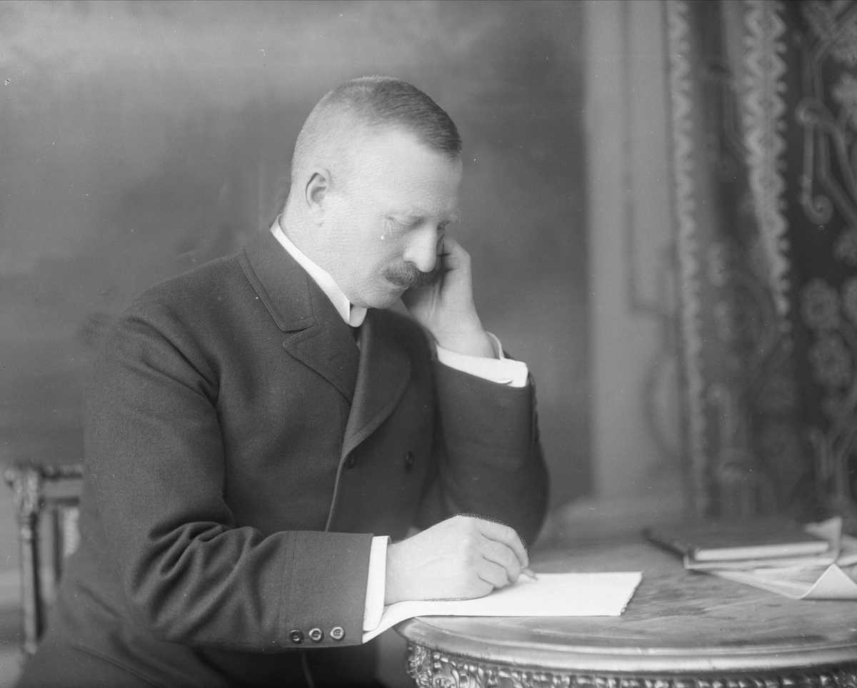 Gustav Borgen, Portrett, mann ved skrivebord. Rittmester Isachsen. Gunnar (Gunnerius Ingvald) Isachsen,1868-1939